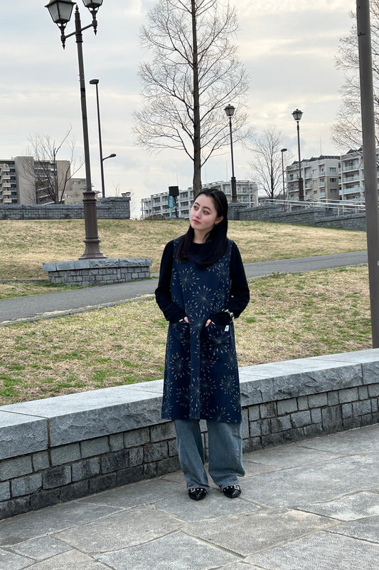 藍染めエプロンドレス(薄)花火 Indigo pinafore / apron